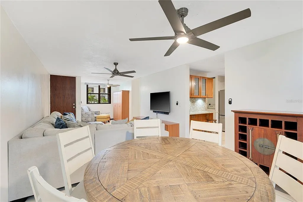 3 bed, 2.0 bath, 1140 sqft, $1,900 — Photo 4