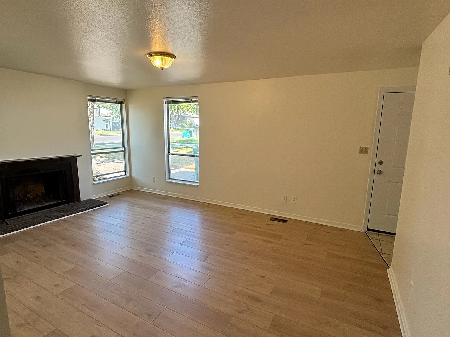 2 bed, 910 sqft, $1,600 — Photo 1