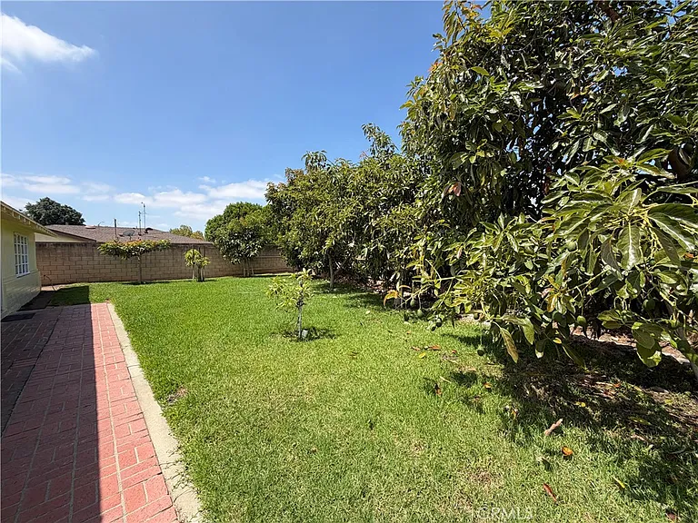 1447 S Valley Center Ave — Photo 34