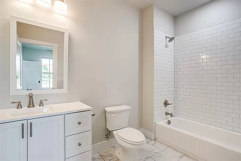 5 bed, 5.0 bath, 2541 sqft, $6,800 — Photo 3