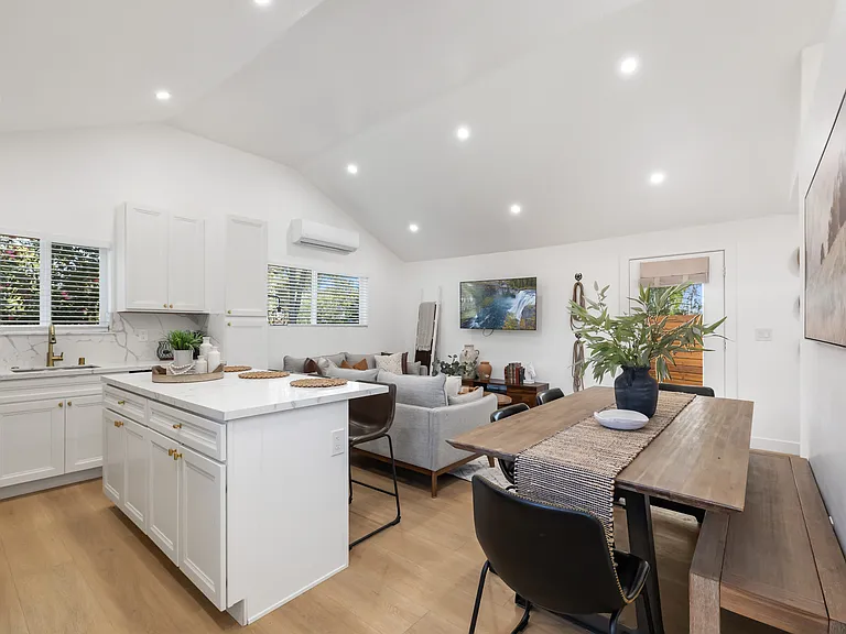3945 Alta Loma Dr #B — Photo 6