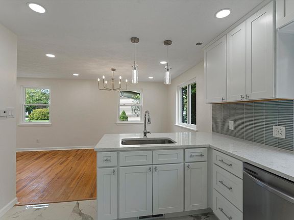 5th image of 2420 S Twyckenham Dr