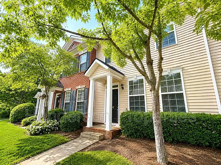 125 Charterhouse Ln — Photo 2