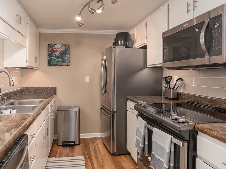 510 E Gillespie St #B8 — Photo 22