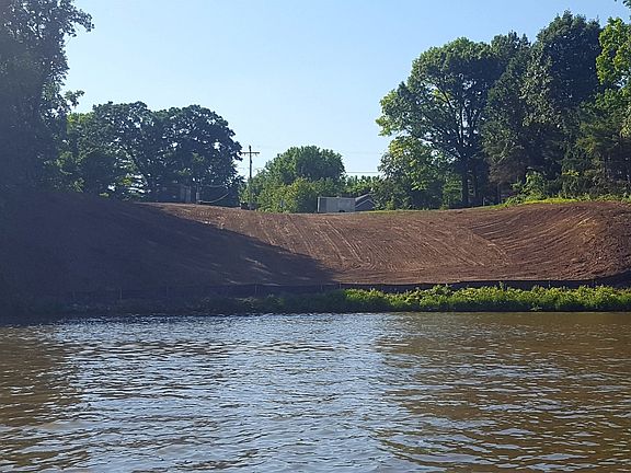 4th image of 1104 Holiday Dr