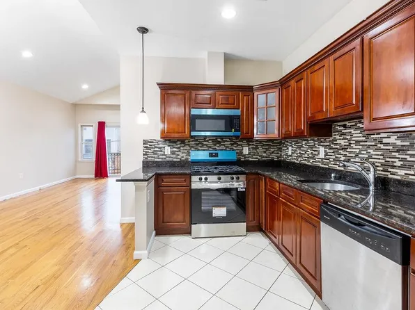 43 Manhattan Avenue image 12 of 25