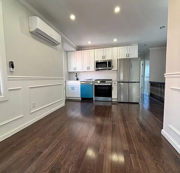 837 Penfield St — Photo 3