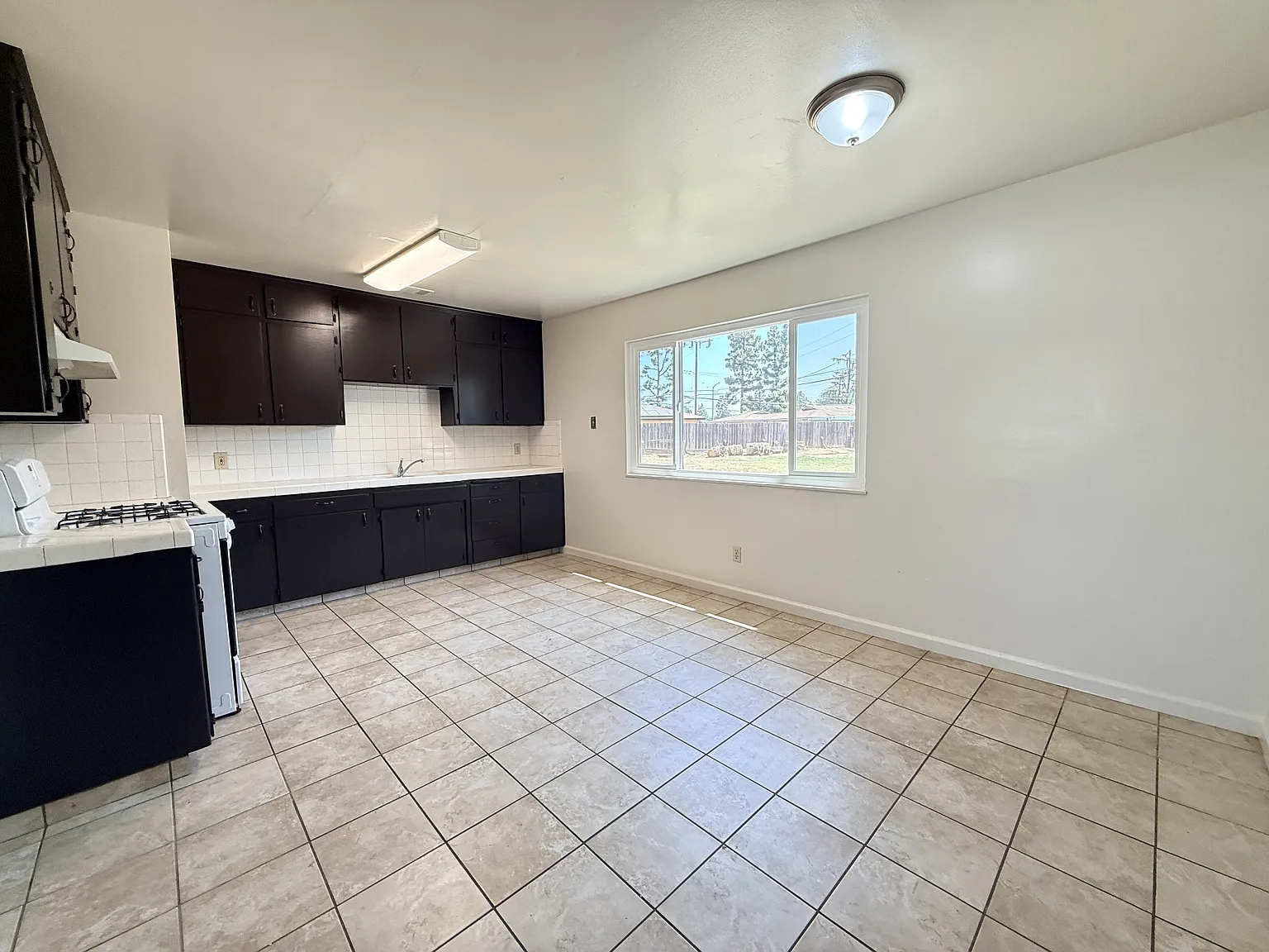 3 bed, 980 sqft, $2,150 — Photo 3