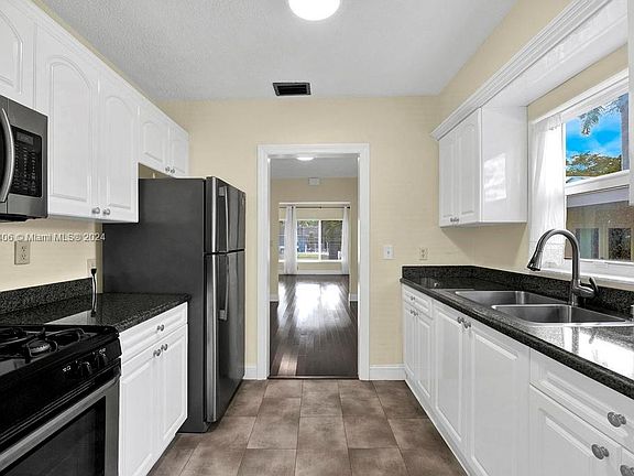 3rd image of 101 Carlisle Dr