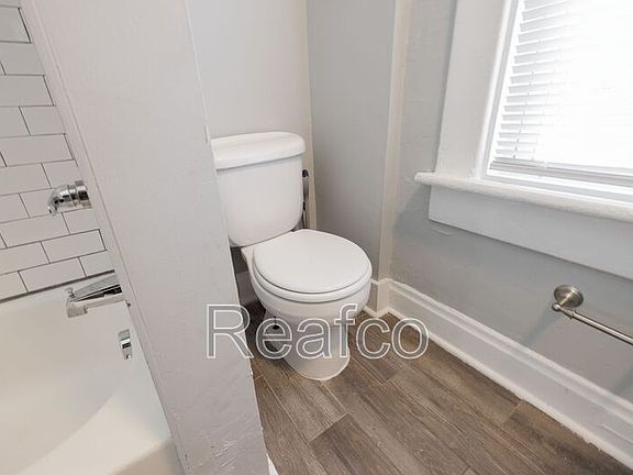 5th image of 358 1/2 Saint Clair Ave