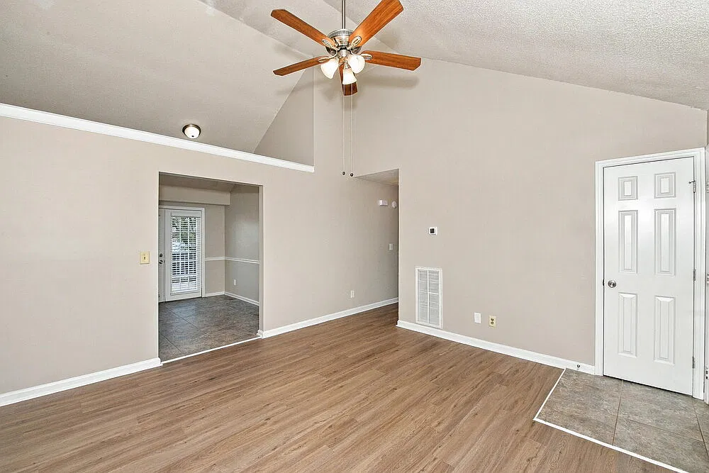 3 bed, 2.0 bath, 1166 sqft, $1,935 — Photo 3