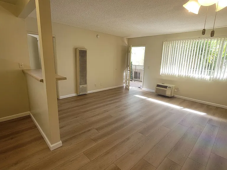 37 unit building close to CSUN! — Photo 4