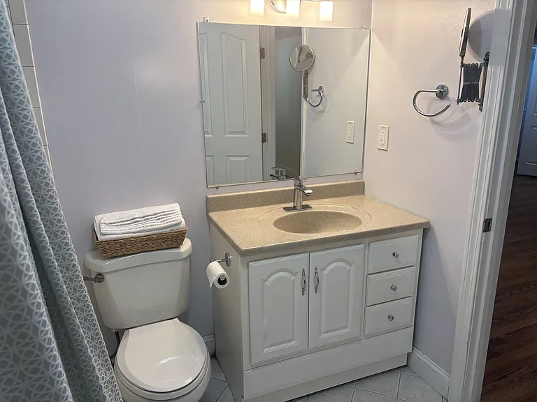 En-Suite Bathroom to Master Bedroom