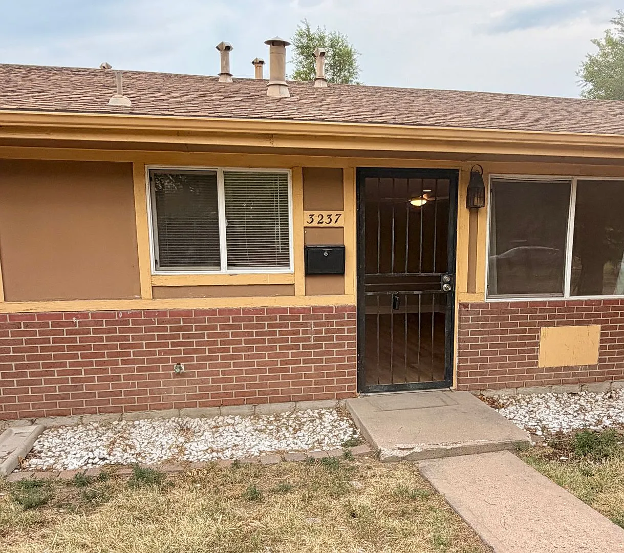 Stylishly Updated 2BR Townhome Near City Park Denver — Photo 1