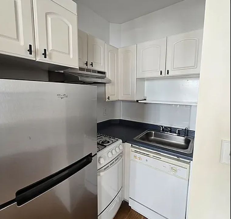 2nd image of 438 E 66th St #2