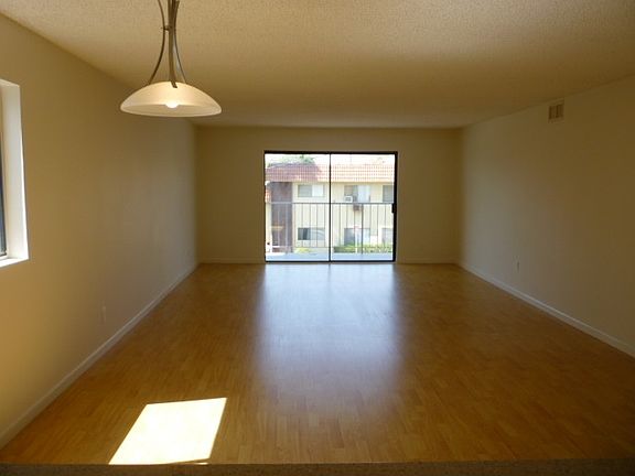 2nd image of 950 Edgecliffe Dr APT 1
