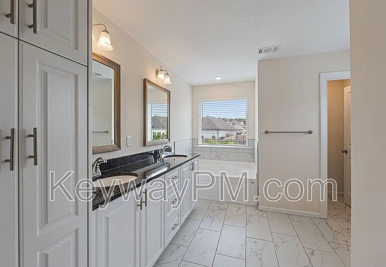 585 Hampton Dr — Photo 18