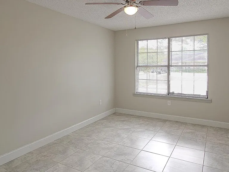 1235 Pineridge Way — Photo 8