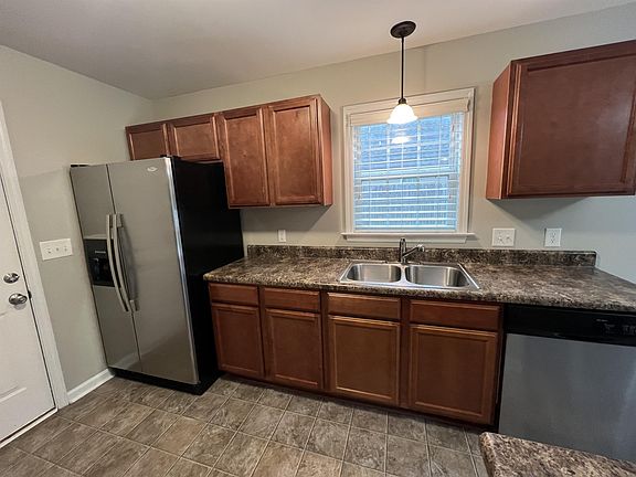 3rd image of 713 Savannah Dr
