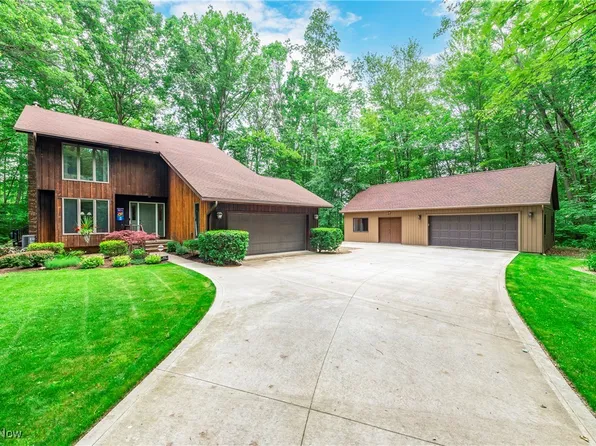 27324 Forsythia Dr, Columbia Station, OH 44028