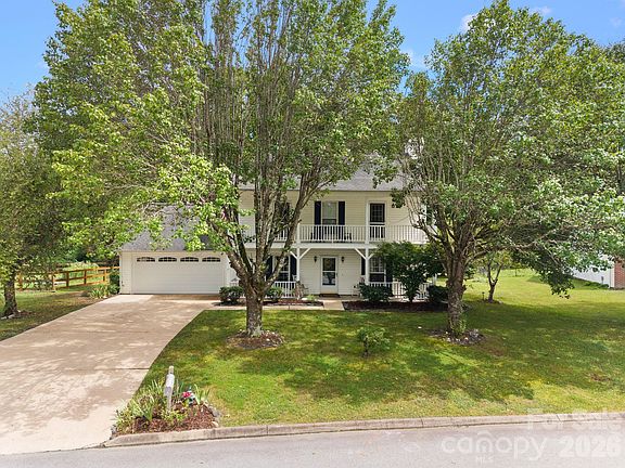 3rd image of 1040 Thorncrest Dr