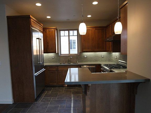 5th image of 875-877 Islay St #875