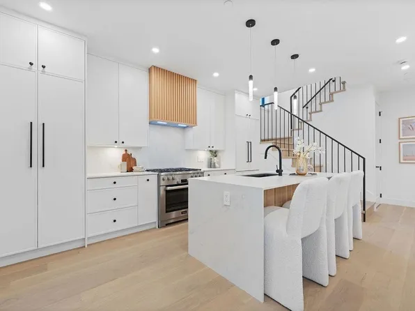 2846 W 12th Ave #1, Vancouver, BC V6K 2P9