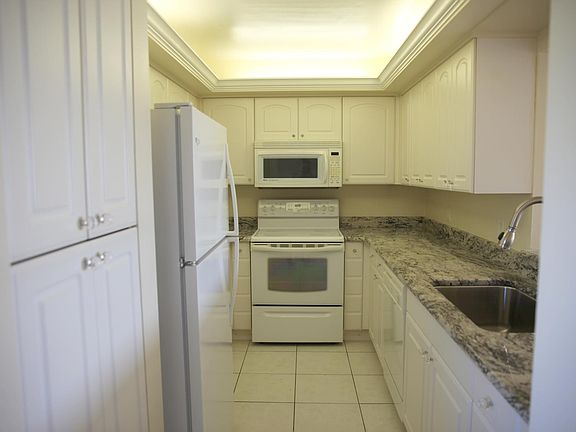 3rd image of 1845 Tarpon Ln APT 204