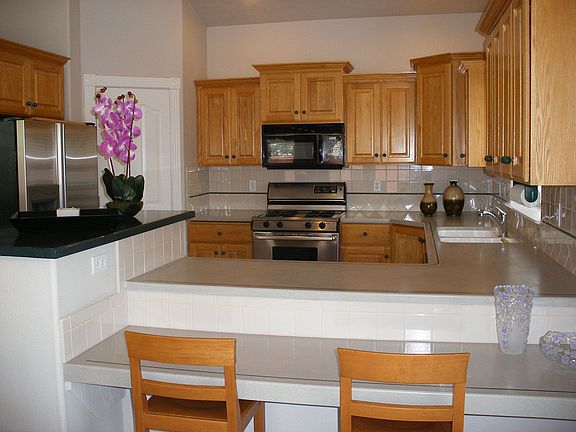 Breakfast bar and lots of counter space in kitchen