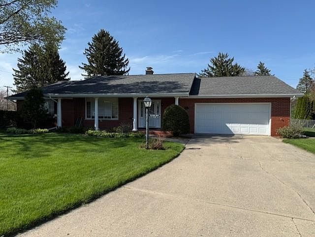 1st image of 150 Hillcrest Cir