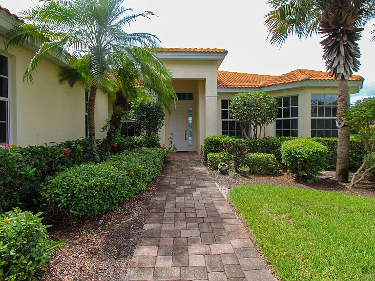 3927 Aurora Ct — Photo 2