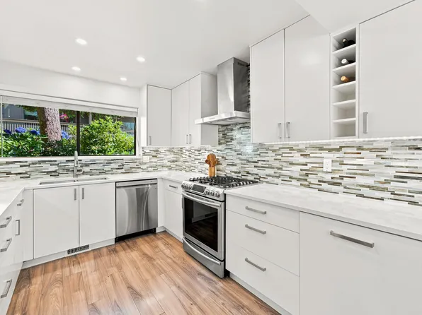 1079 Lillooet Rd, North Vancouver, BC V7J 3H7