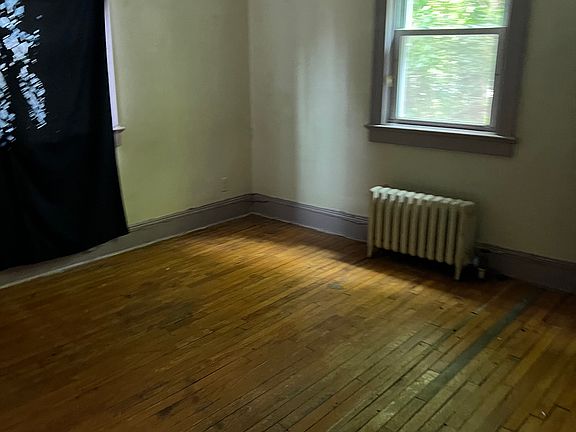 3rd image of 8 Myrtle Ave Floor 1