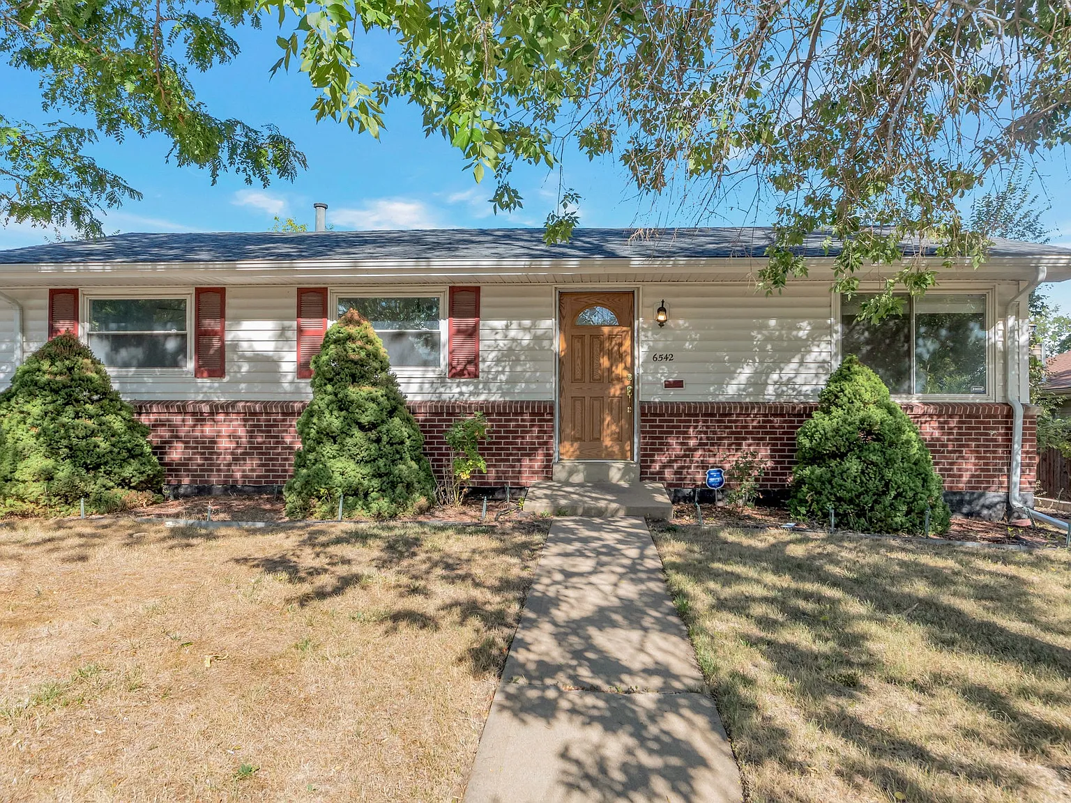 5 bed, 2025 sqft, $2,900 — Photo 1