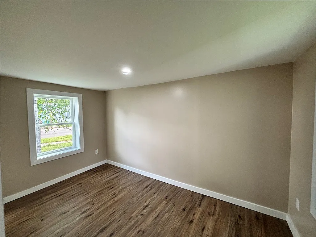 3 bed, 2.0 bath, 1127 sqft, $1,049 — Photo 4