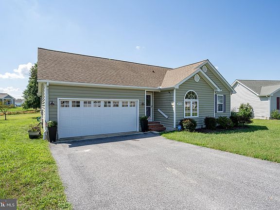 2nd image of 30924 Clubhouse Cir