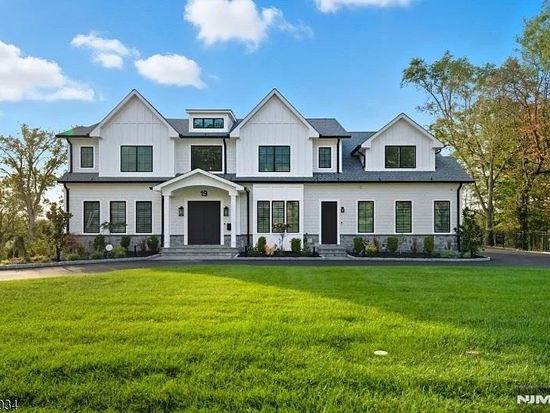 19 Hearthstone Ter, Livingston, NJ 07039