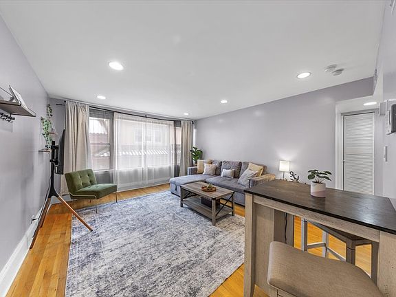 2nd image of 7423 N Sheridan Rd APT 3W