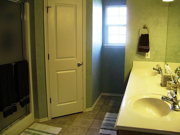 Master Bathroom w/Lg Walk-In Shower