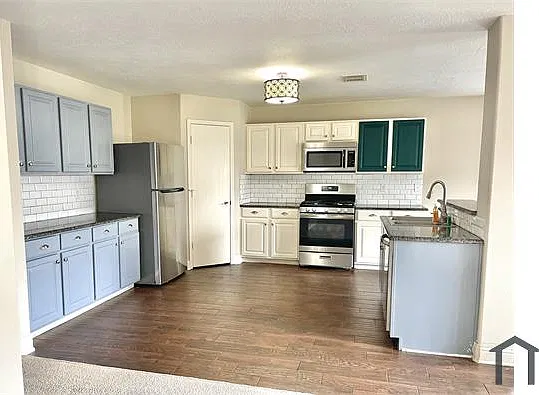 6 bed, 3674 sqft, $4,000 — Photo 2