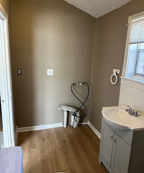 1587 Scranton Ave #B — Photo 6