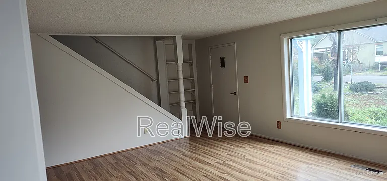 355 W Selmar Ct — Photo 3