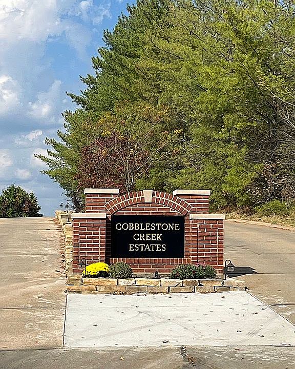 1st image of 888 Cobblestone Dr