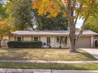 203 Rowe Dr, Bloomington, IL 61701