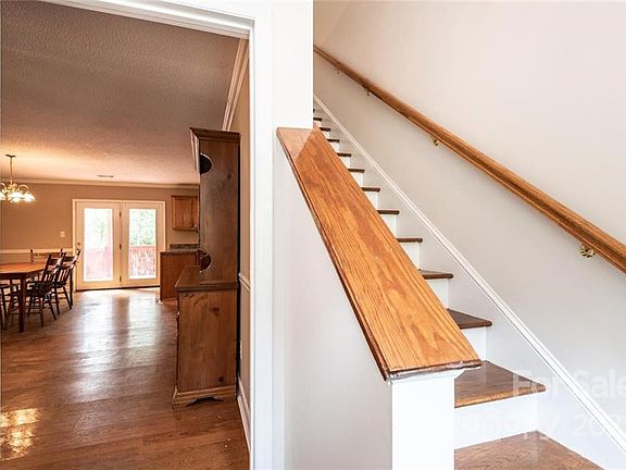 5th image of 275 Meadowridge Dr