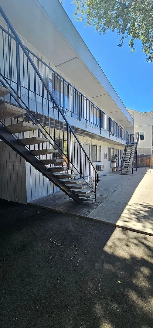 2 bed, 1.0 bath, 750 sqft, $1,250 — Photo 2