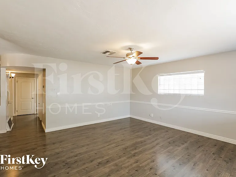 1822 N 21st Pl — Photo 4