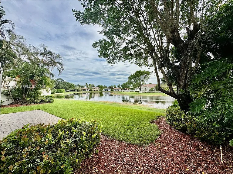 2525 Bay Pointe Ct — Photo 30