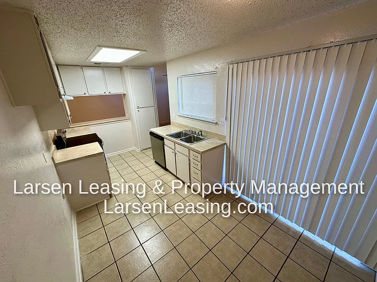 644 Bellaire Dr #D — Photo 4