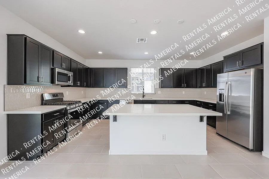 4 bed, 2.5 bath, 1961 sqft, $2,224 — Photo 2